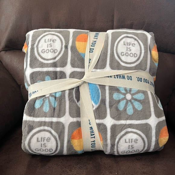 NWT Bundle of 2 Soft Throws - Life is Good and Kringle Express Christmas - Picture 2 of 10